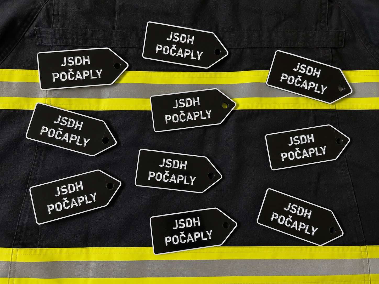 Sada černých hasičských jmenovek s bílým textem JSDH Počaply na zásahovém obleku