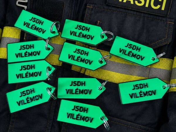 Sada zelených hasičských jmenovek s textem JSDH Vilémov na zásahovém obleku